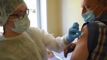 На предприятиях и в организациях выездные бригады проводят вакцинацию от коронавируса