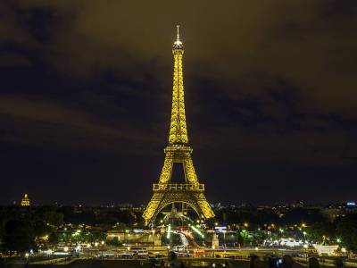 В Париже Эйфелеву башню готовят к открытию для посетителей