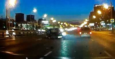 Чуть не выбил "страйк" из машин: BMW без колеса на огромной скорости перевернулся в Москве
