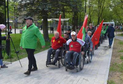Участники международного марафона инвалидов-колясочников проехали по улицам Выборга