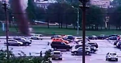 Момент удара мощного "гейзера" из-под земли в Петербурге попал на видео