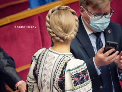 Тимошенко блеснула в ВР платьем-вышиванкой и вернулась в образ с косой (фото)