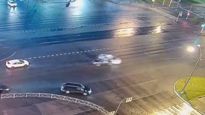 Момент аварии с участием автомобиля ДПС в Питере попал на видео