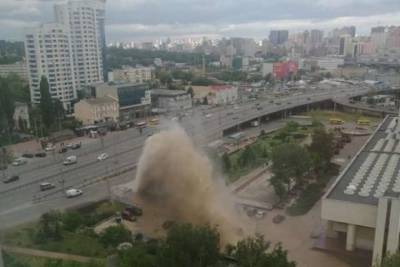 В Киеве возле метро "Демиевская" прорвало трубопровод (ФОТО)