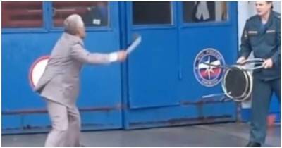 "Положи нож, дед": в Севастополе агрессивный мужчина попытался напасть на сотрудников МЧС