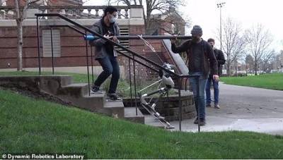 В США робота научили ходить по лестнице (ВИДЕО)
