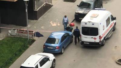 Женщина разбилась, упав с балкона на улице Адмирала Черокова