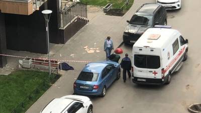 На юго-западе Петербурга женщина погибла после падения с балкона