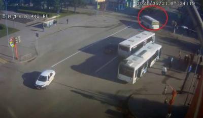 В Кузбассе момент ДТП с автобусом возле вокзала попал на видео