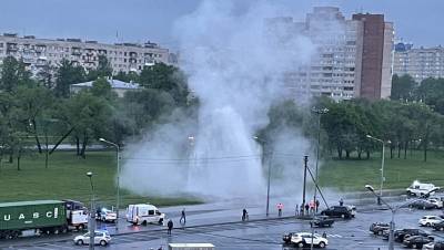 На Ленинском проспекте из-за прорыва забил мощный фонтан