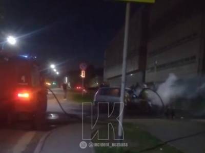 Пожар в автомобиле на Радуге в Кемерове попал на видео