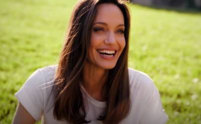 Анджелина Джоли в откровенной блузке забыла прикрыть пышное декольте: фото