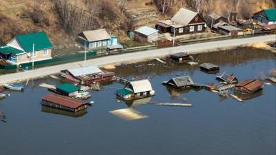Паводки смывают деревни и дороги в России. Как выглядят регионы, которым хуже всего?