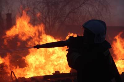 В Астрахани ночью пожарные тушили загоревшийся дом