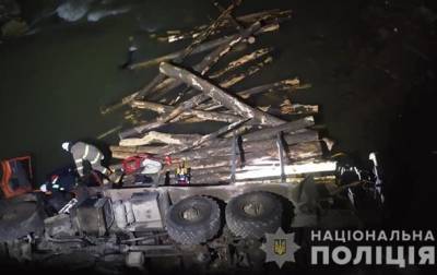 На Прикарпатье грузовик упал в реку, есть жертвы - korrespondent.net - Ивано-Франковская обл.