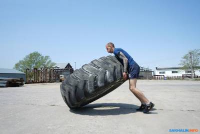 Южносахалинец Михаил Савинов переворачивает 205-килограммовые покрышки лучше всех в России