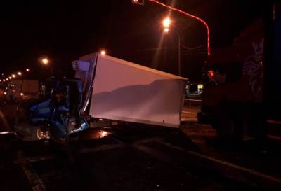 Уснувший на трассе М10 в Тверской области дальнобойщик устроил массовое ДТП с двумя пострадавшими