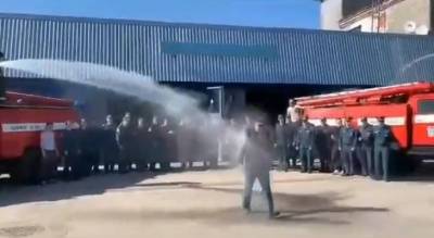 В Чебоксарах пожарного окатили водой из двух шлангов под звуки сирен: традиция в МЧС