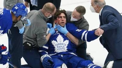 Нападающий «Торонто» Таварес госпитализирован после столкновения в матче с «Монреалем»