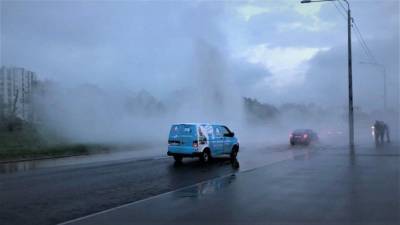 Видео: фонтан с кипятком забил посреди дороги в Петербурге