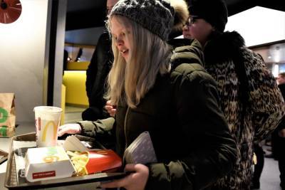 Нарушения антиковидных мер выявили в 33 ресторанах McDonald's в Москве