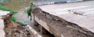 Ливневые дожди разрушили мост через реку Уза в Порховском районе
