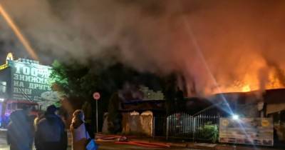 Мощный пожар охватил ресторан на Позняках в Киеве, очевидцы заявили о поджоге (видео)