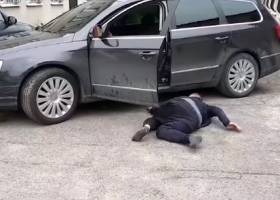 В Киеве мужчина сорвал украинский флаг и попал на видео: теперь его ищут