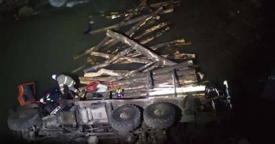 На Прикарпатье лесовоз упал с моста в реку, погибли двое людей