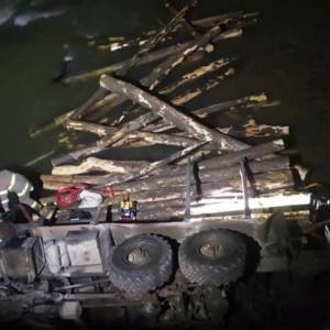 В Ивано-Франковской области грузовик упал в реку: есть погибший и пострадавший. Фото