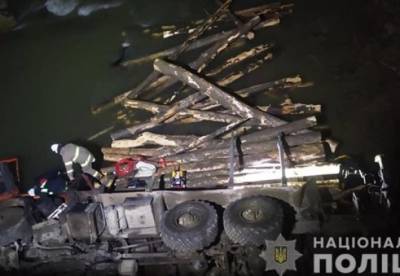 На Прикарпатье грузовик упал в реку, есть жертвы (фото)