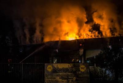 В Киеве огонь разбушевался в ресторане, пламя полностью охватило заведение: детали и кадры ЧП