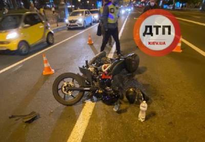 В центре Киева мотоциклист влетел в авто (фото)