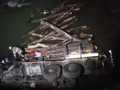 В Ивано-Франковской области лесовоз упал с моста в реку, два человека погибли – полиция