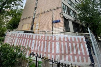 Началось восстановление кирпичной облицовки дома на Новинском бульваре