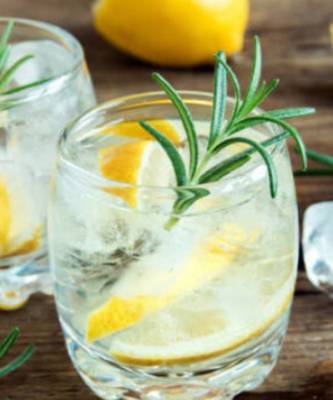 Для домашней вечеринки: рецепт лимонного спритца с розмарином
