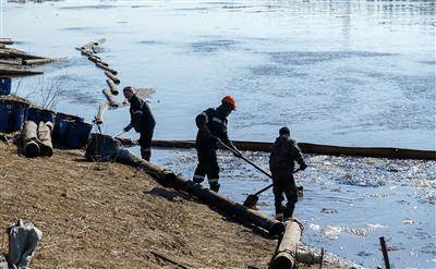 "Лукойл-Коми" очистил сушу на 70% в районе разлива нефтесодержащей жидкости в Коми