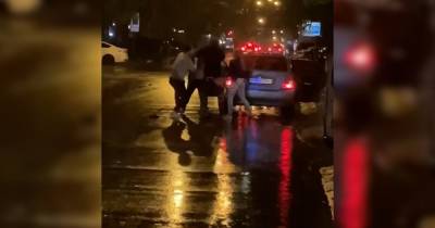 В Одессе водитель такси и нетрезвый пассажир устроили драку прямо на дороге