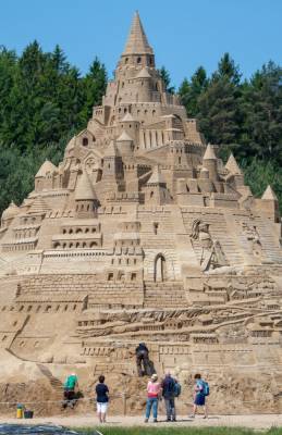 Песочный замок высотой в 16 метров