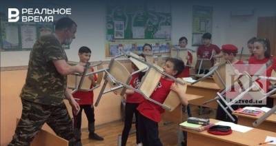 В казанской школе сняли на видео, как учитель ОБЖ тренирует детей защищаться в случае вооруженной атаки