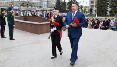 На празднике последнего звонка для кадетов Игорь Руденя наградил «тверскую Золушку» с Парада Победы