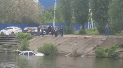 Воронежцы сняли на видео спасение утонувшей в водохранилище машины