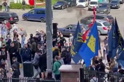 В Киеве начались столкновения между сторонниками Медведчука и националистами