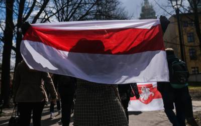 Власти Беларуси намерены отнести бело-красно-белый флаг к нацистской символике