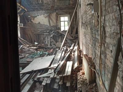 Невыселенные из аварийного дома петербуржцы жалуются на грохот, грязь и пыль от капремонта