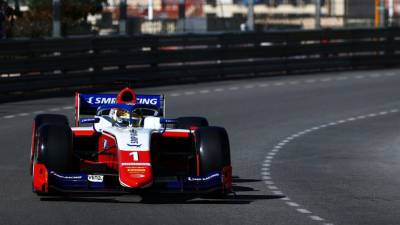 Роберт Шварцман попал в аварию на старте первой гонки Ф2 в Монако