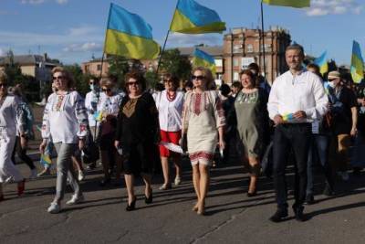 В Северодонецке День вышиванки отметили праздничным шествием и концертом