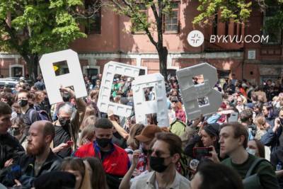 «Ми хочемо спокійно жити»: активісти влаштували акцію протесту під відділком поліції Подолу