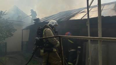 В Уфе пожар в неиспользуемой постройке перекинулся на два жилых дома
