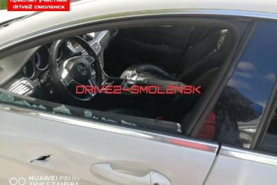 В Смоленске неизвестные порубили топором Mercedes-Benz